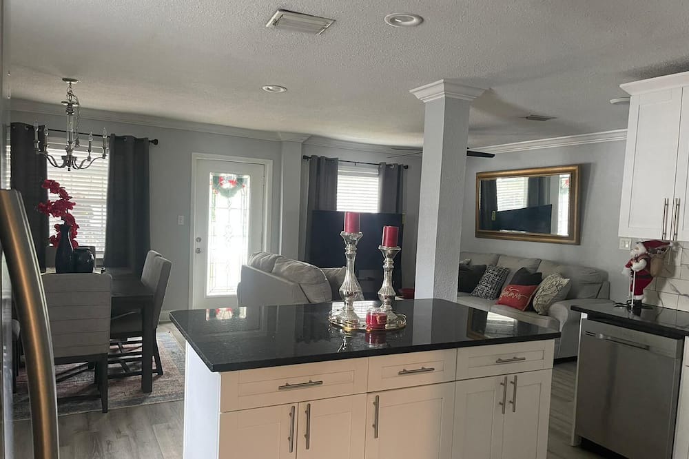 Photo of Kitchen in Carver City - Lincoln Gardens