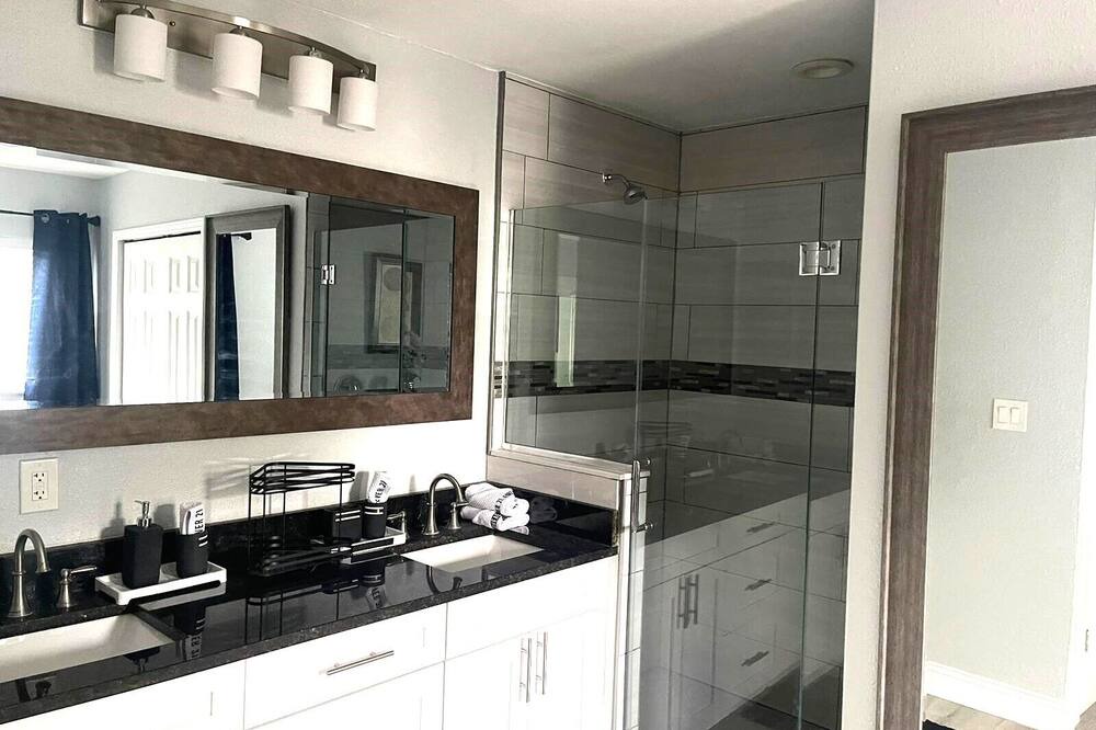 Photo of Bathroom in Carver City - Lincoln Gardens