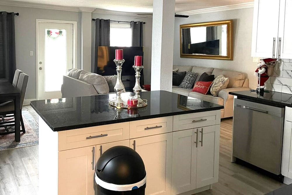 Photo of Kitchen in Carver City - Lincoln Gardens