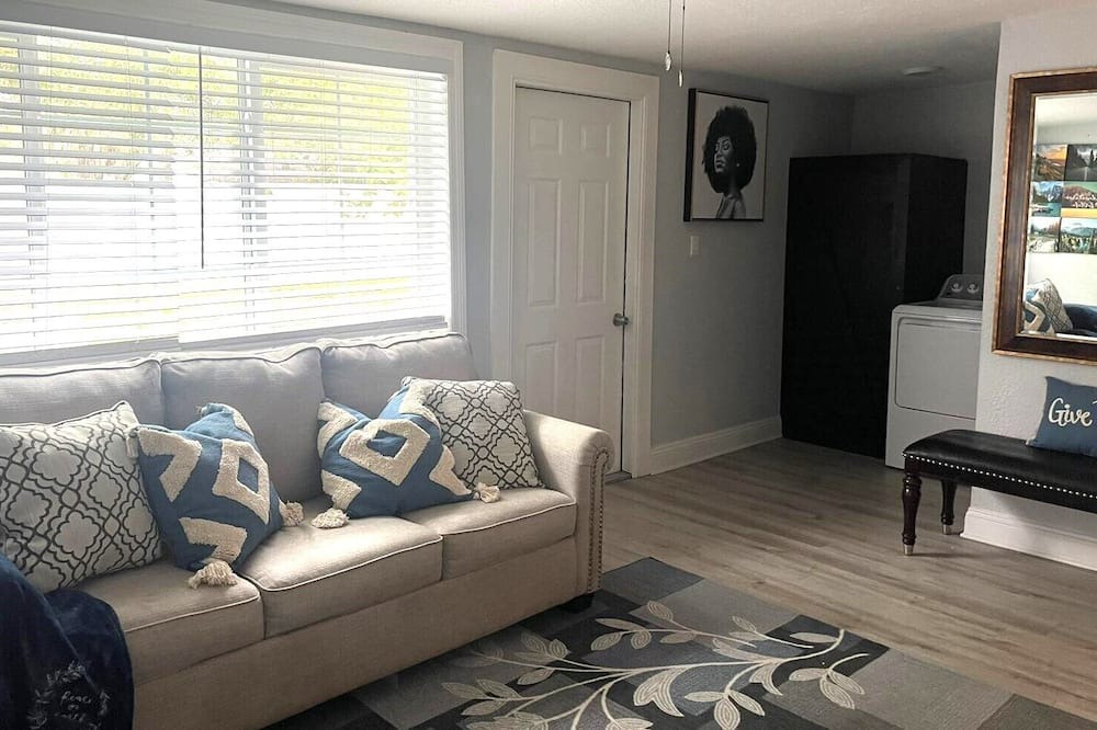 Photo of Livingroom in Carver City - Lincoln Gardens