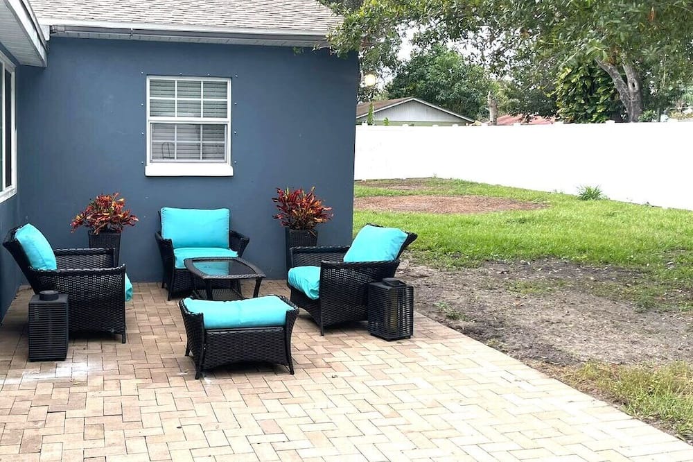 Photo of Patio Balcony in Carver City - Lincoln Gardens