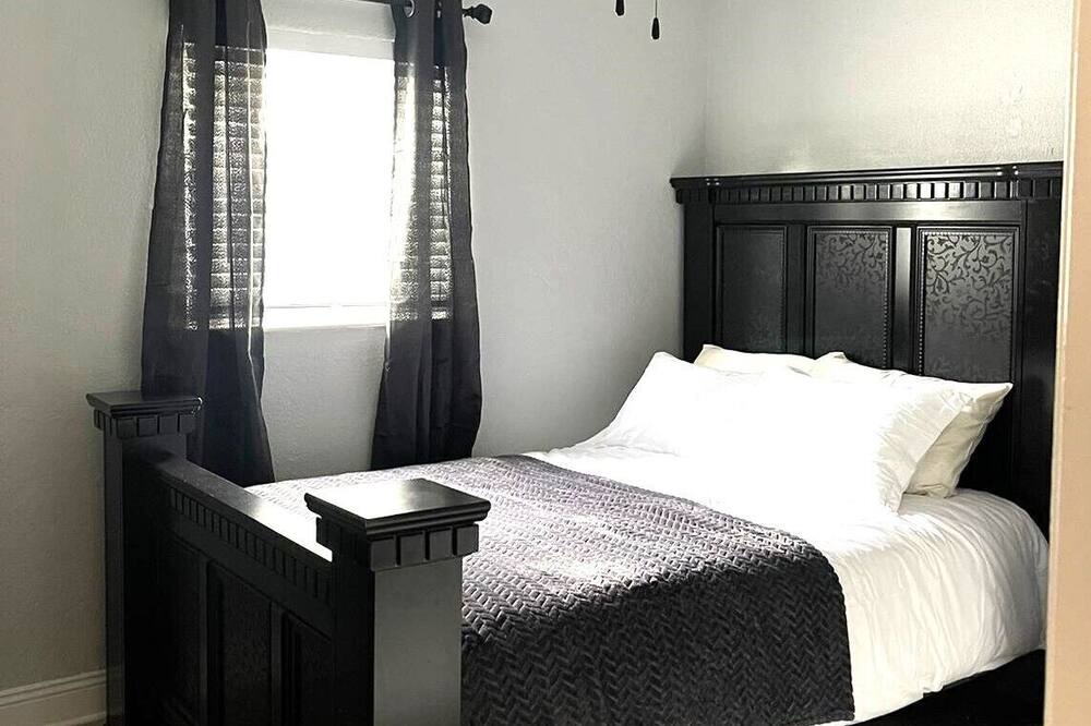 Photo of Bedroom in Carver City - Lincoln Gardens