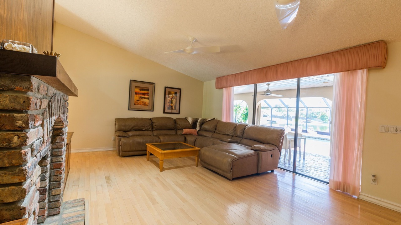 Photo of Livingroom in Lauderhill