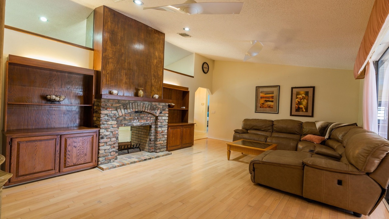 Photo of Livingroom in Lauderhill
