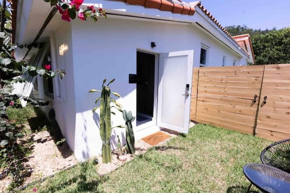 Photo of Bedroom in Biscayne Park