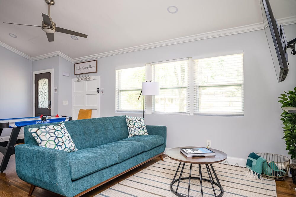 Photo of Livingroom in Candler-McAfee