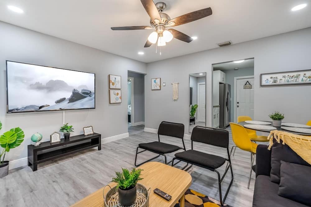 Photo of Livingroom in Edgewood