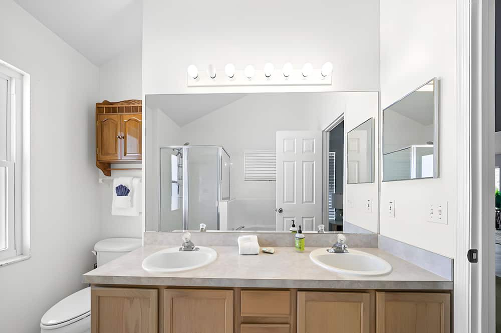 Photo of Bathroom in Bridgewater Crossing