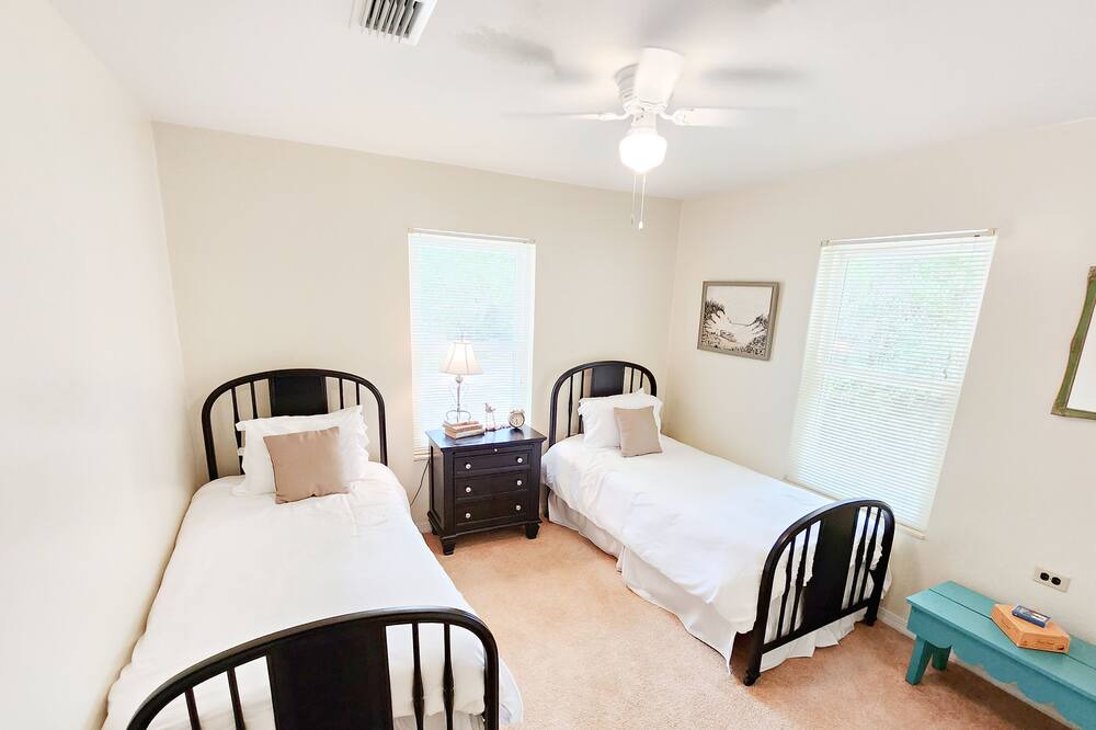 Photo of Bedroom in Eastpoint