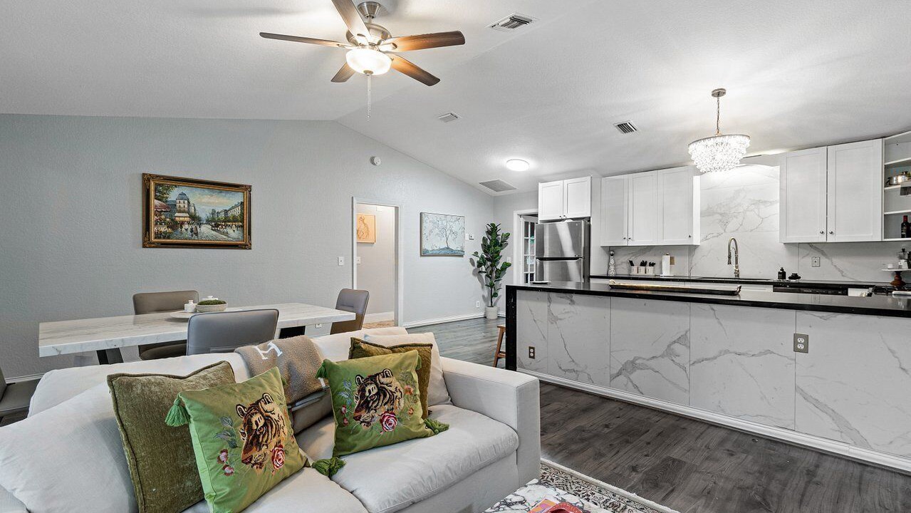 Photo of Livingroom in Hunt Club