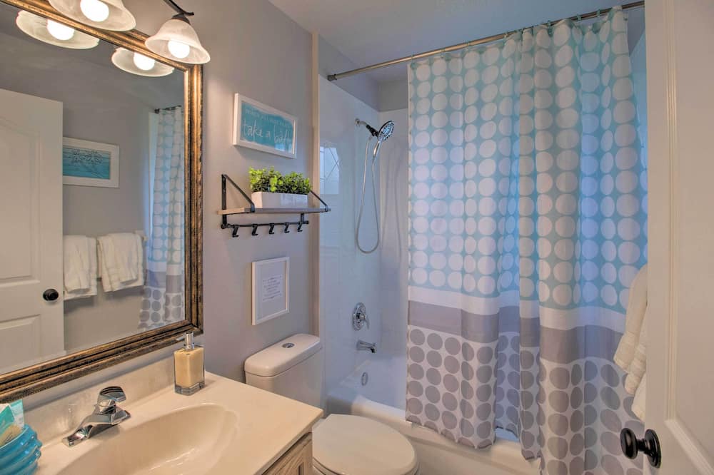 Photo of Bathroom in Lakewood Park