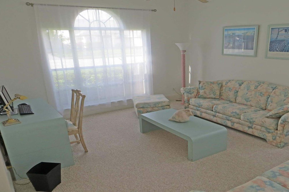 Photo of Livingroom in Crown Pointe