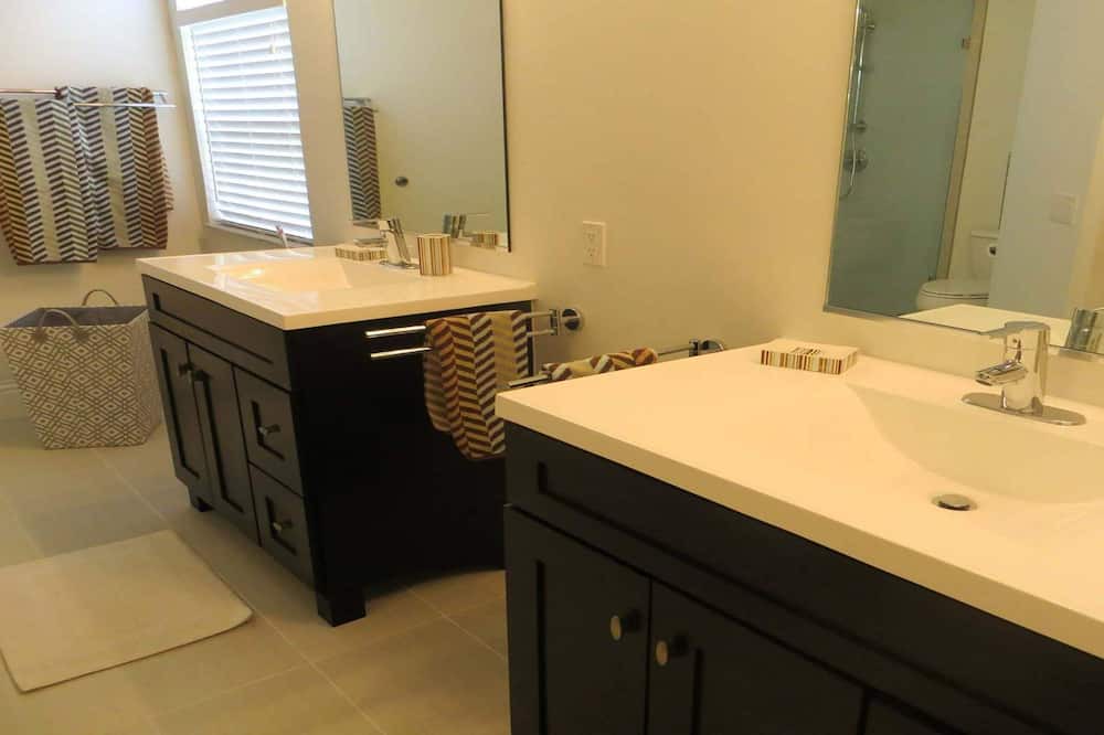Photo of Bathroom in Crown Pointe