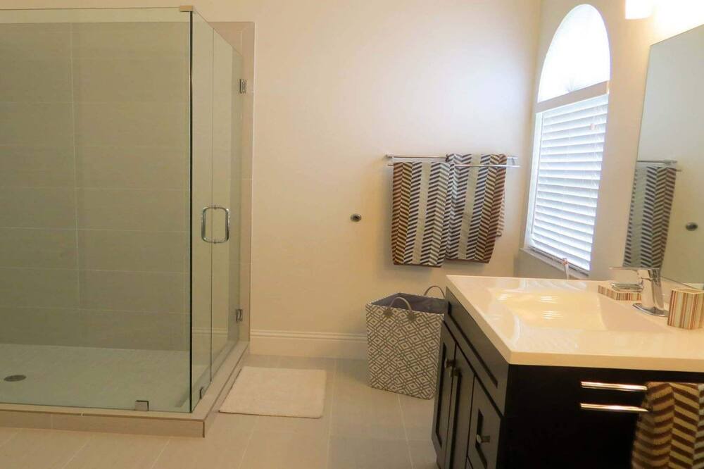 Photo of Bathroom in Crown Pointe
