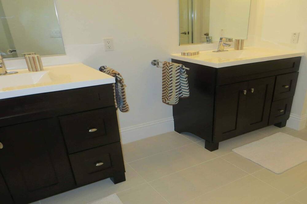 Photo of Bathroom in Crown Pointe