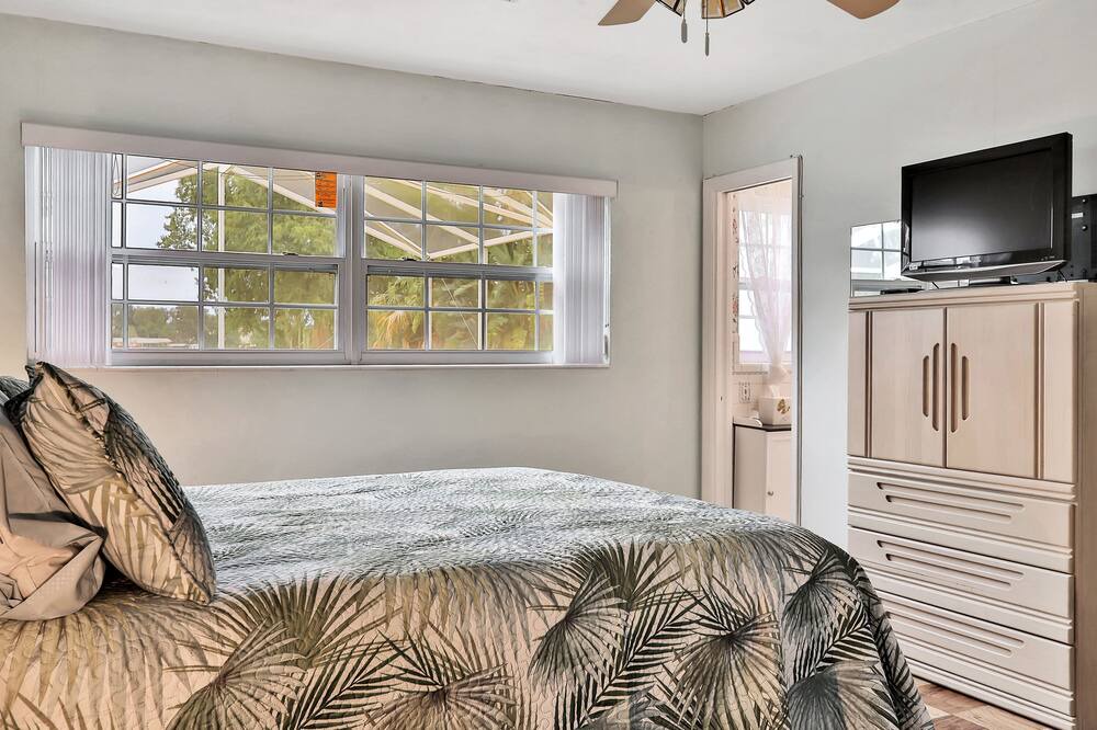 Photo of Bedroom in Cypress Gardens