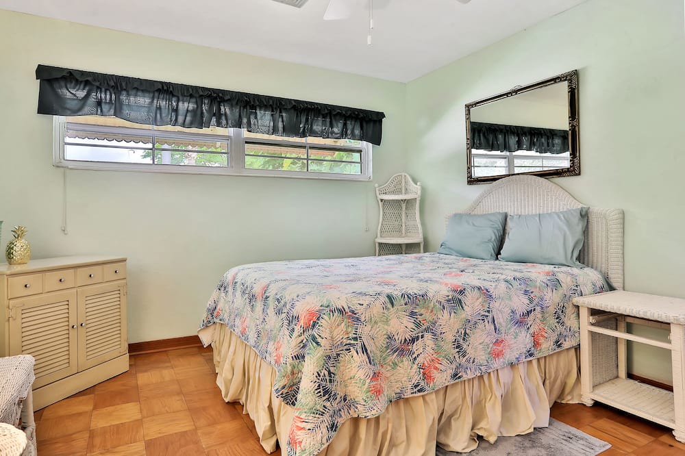 Photo of Bedroom in Cypress Gardens