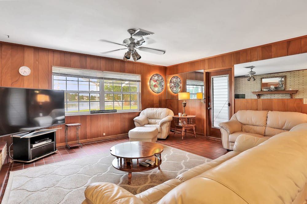 Photo of Livingroom in Cypress Gardens