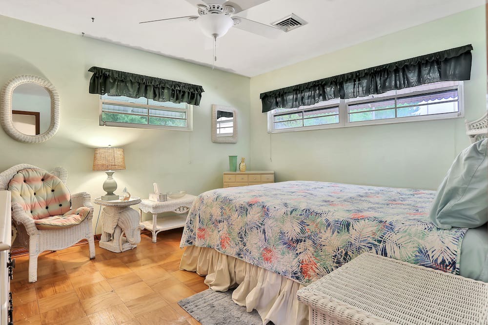 Photo of Bedroom in Cypress Gardens