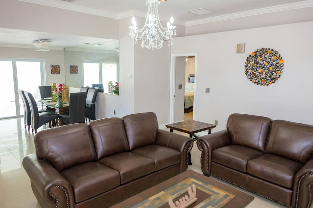 Photo of Livingroom in Egypt Lake-Leto