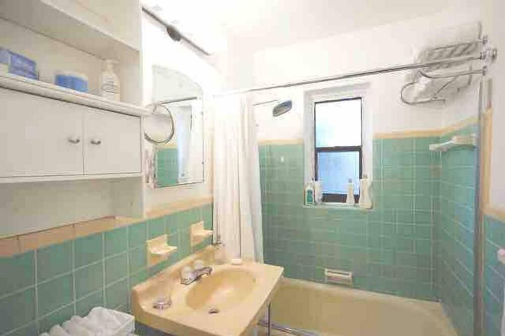 Photo of Bathroom in El Portal