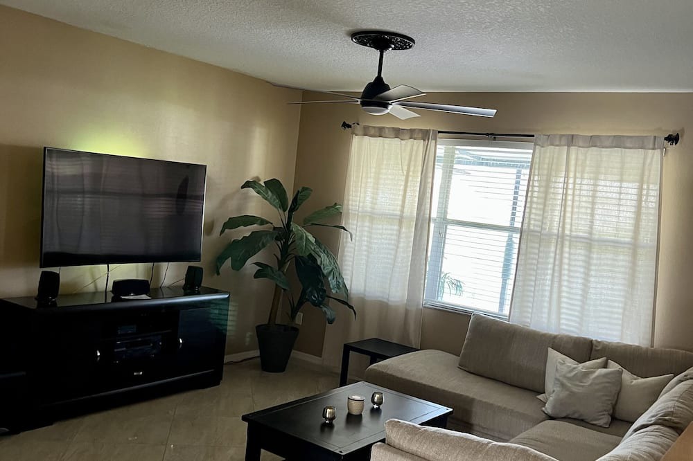 Photo of Livingroom in Bearss Plaza