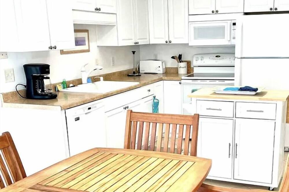 Photo of Kitchen in Surfcrest Village