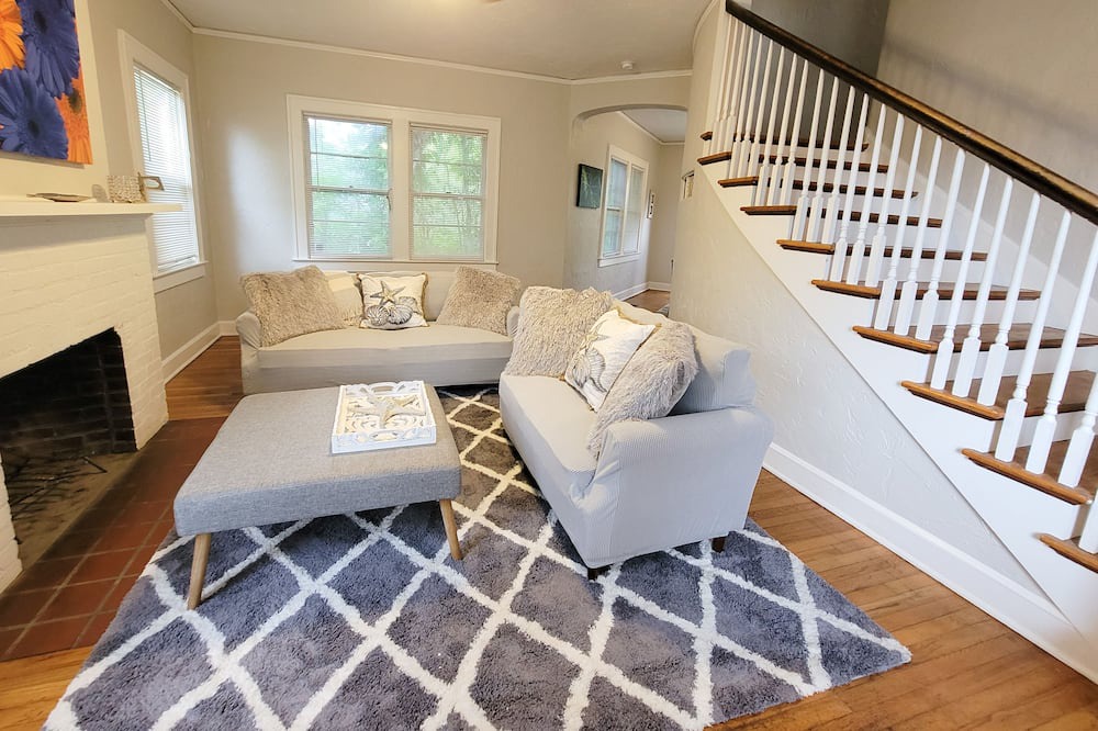 Photo of Livingroom in University Heights