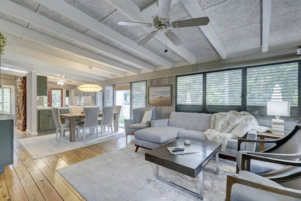 Photo of Livingroom in Sailboat Bend