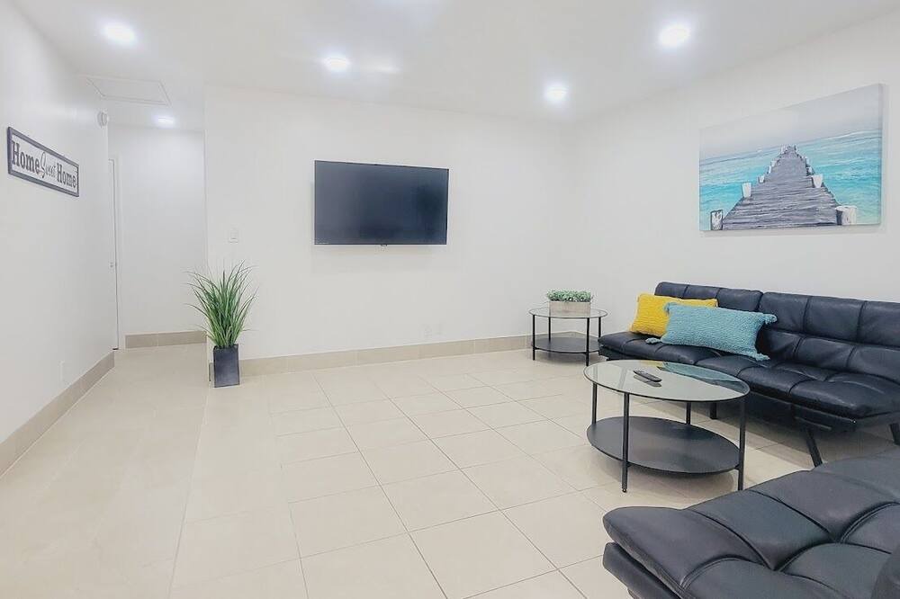 Photo of Livingroom in Sailboat Bend