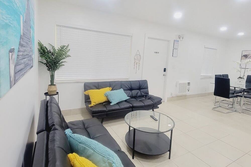 Photo of Livingroom in Sailboat Bend