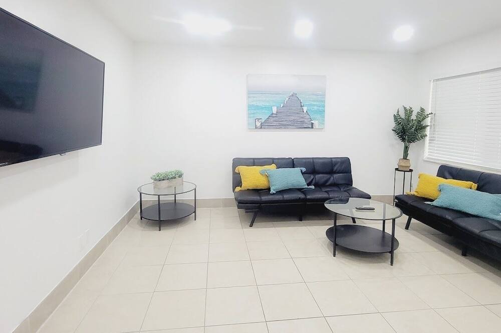 Photo of Livingroom in Sailboat Bend