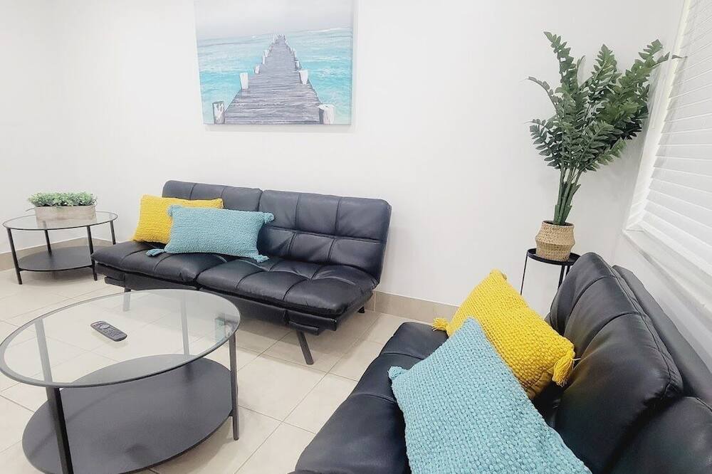 Photo of Livingroom in Sailboat Bend