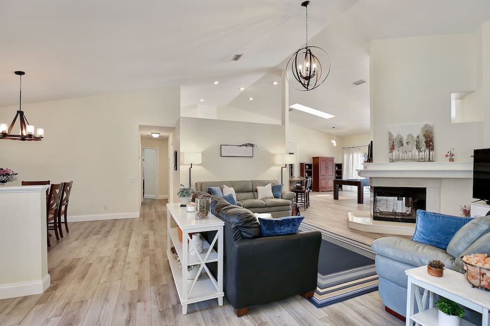 Photo of Livingroom in Longwood