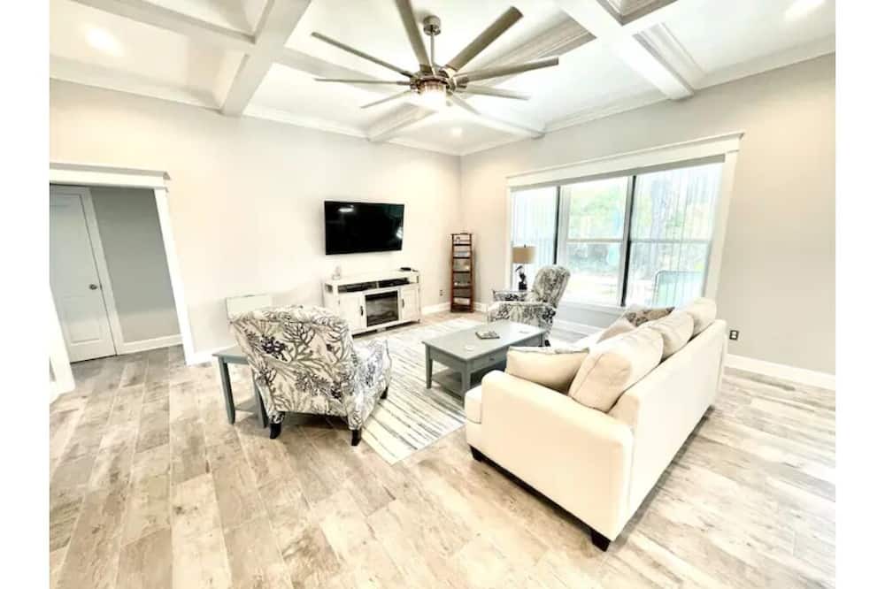Photo of Livingroom in Carrabelle