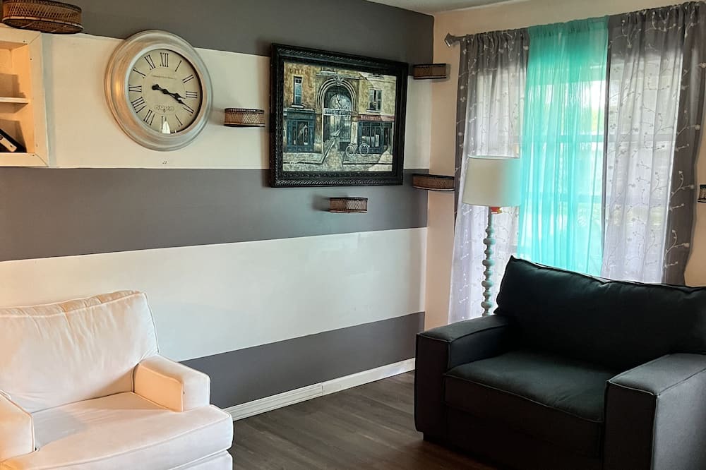 Photo of Livingroom in Lauderhill