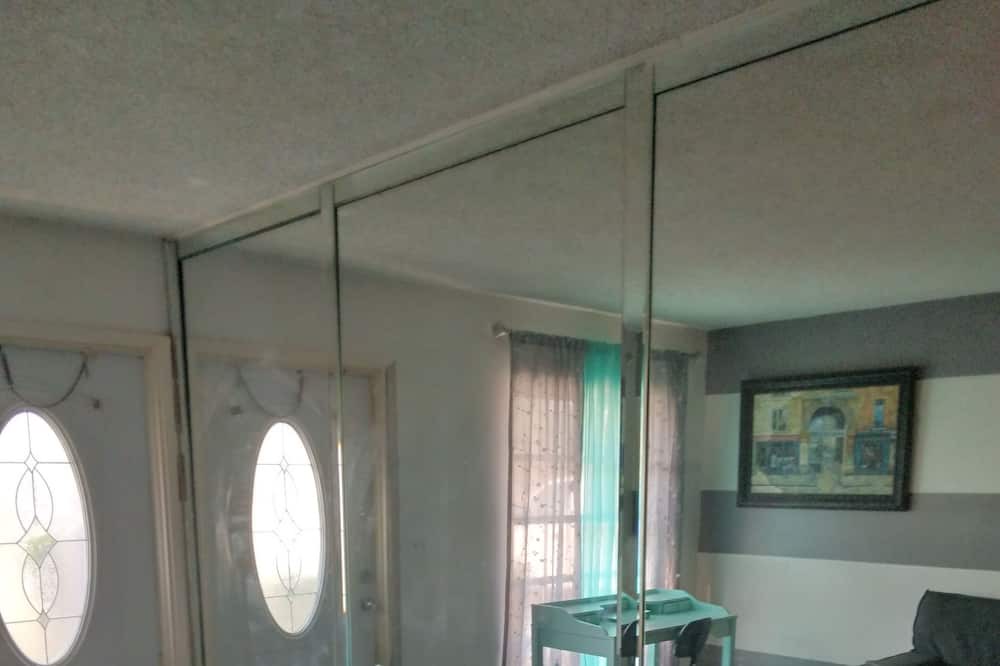Photo of Livingroom in Lauderhill
