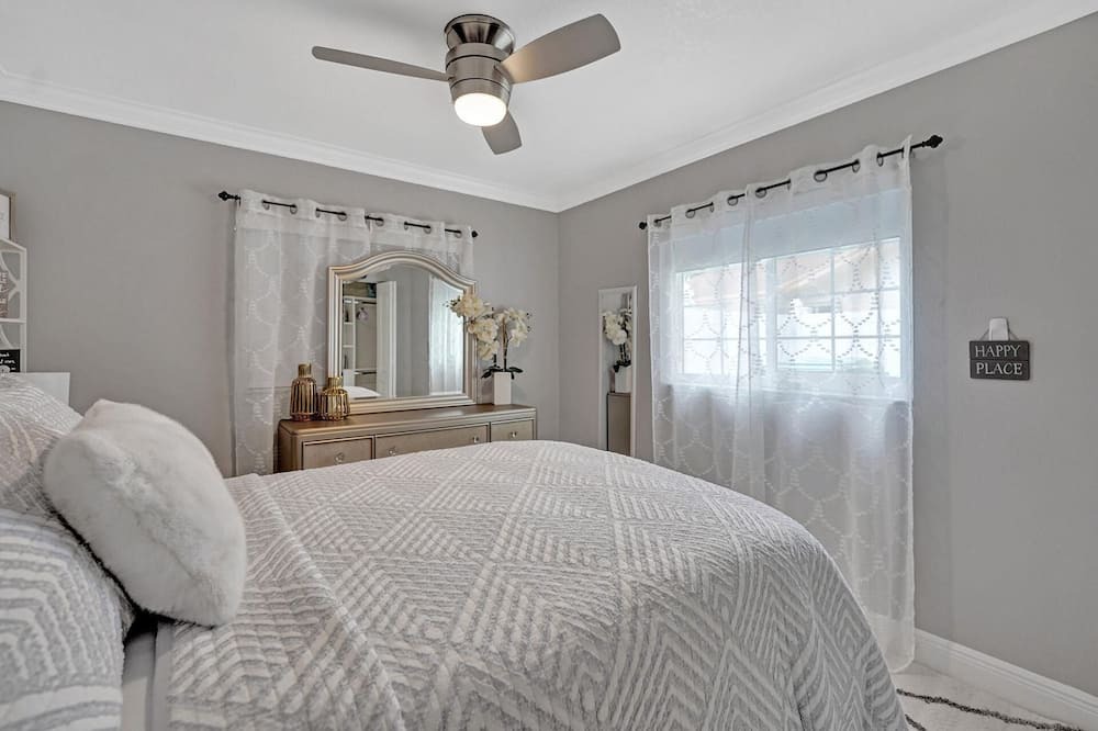 Photo of Bedroom in Lauderhill