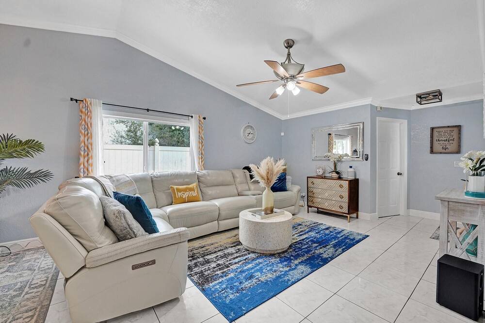 Photo of Livingroom in Lauderhill
