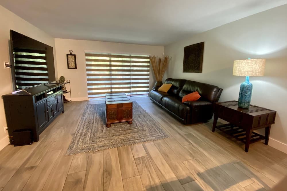 Photo of Livingroom in Weston