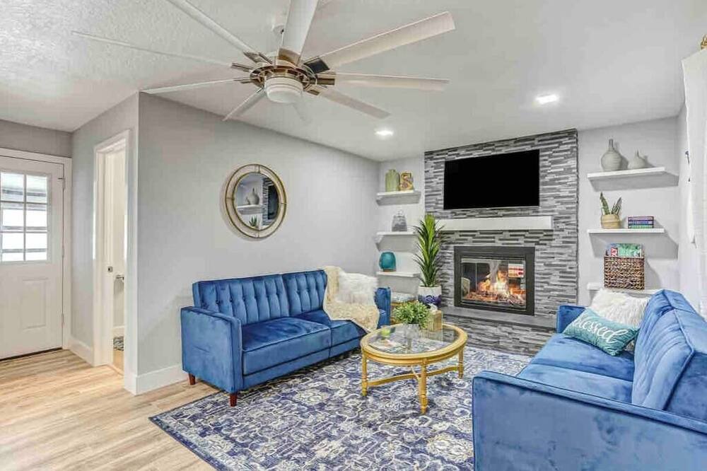 Photo of Livingroom in Neptune Beach