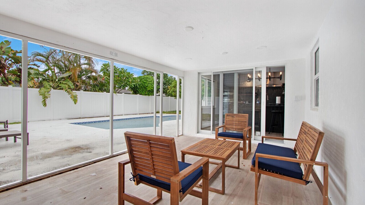 Photo of Patio Balcony in Tropic Palms