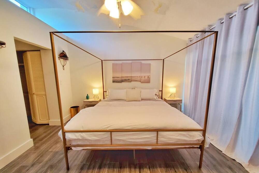 Photo of Bedroom in Royal Poinciana