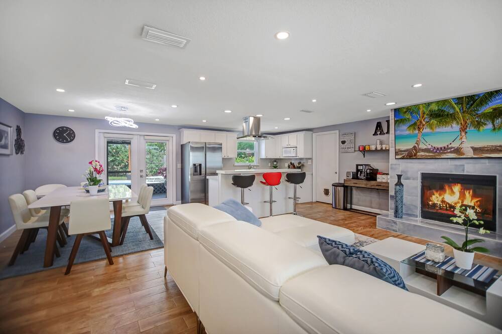 Photo of Livingroom in Neptune Beach