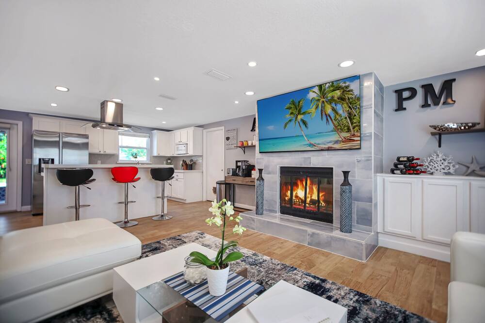 Photo of Livingroom in Neptune Beach