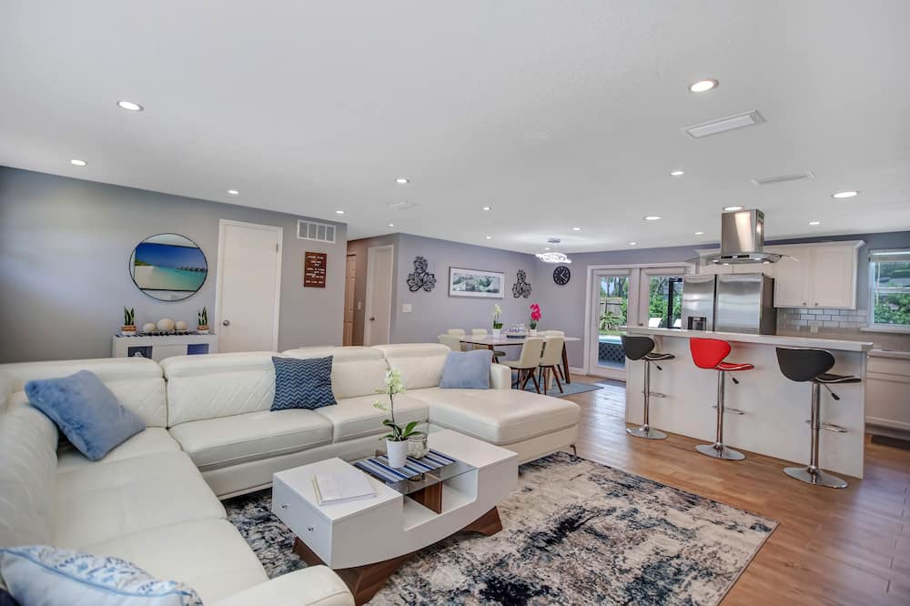 Photo of Livingroom in Neptune Beach