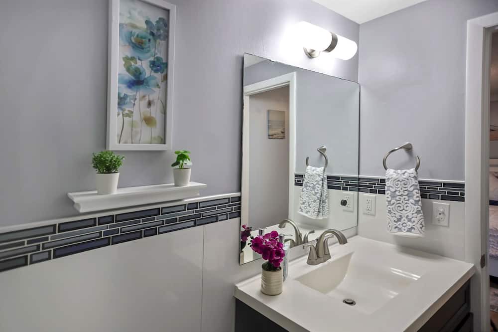 Photo of Bathroom in Neptune Beach