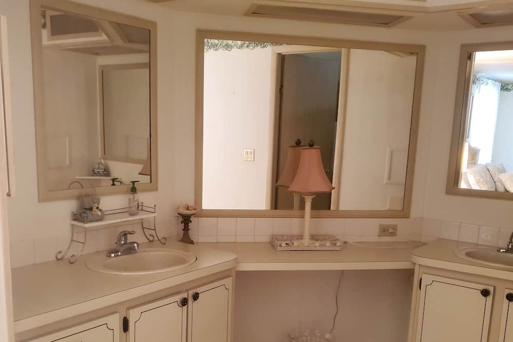 Photo of Bathroom in Jacarandas