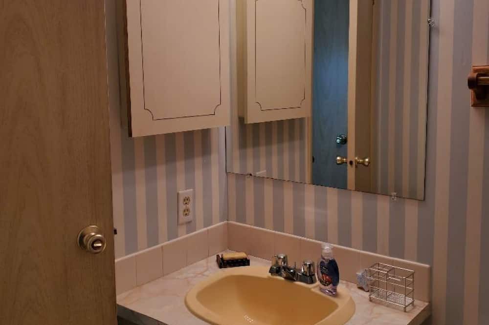 Photo of Bathroom in Auburndale