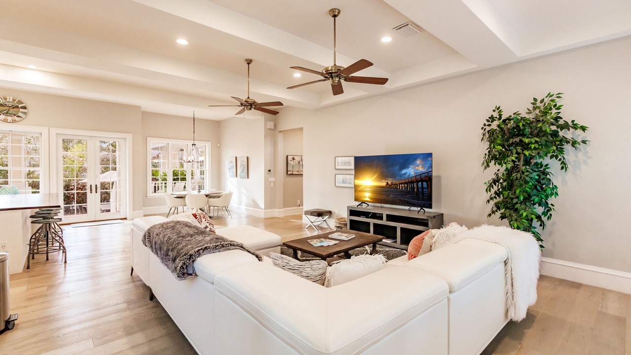 Photo of Livingroom in Aqualane Shores